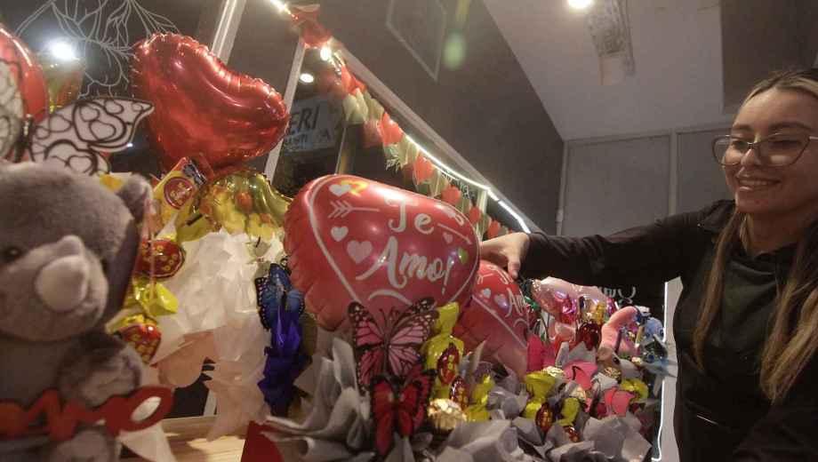 Mesas de trabajo cubiertas de flores y envoltorios en florerías de Neuquén. Fotos: Oscar Livera.