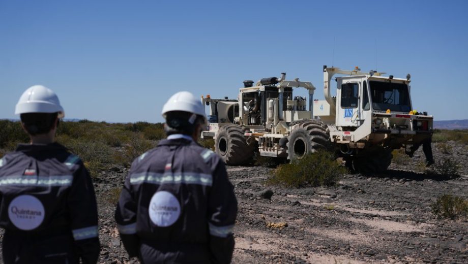 La visita incluyó frentes de adquisición sísmica, infraestructura de superficie y un pozo vinculado a inyección de gas, en una etapa clave para evaluar el potencial energético del área. Foto Gobierno de Mendoza.