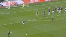Imagen de Dibu Martínez puso un solo hombre en la barrera y le hicieron un golazo en la Premier League