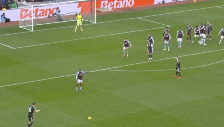 El golazo de tiro libre que le hicieron a Dibu Martínez.