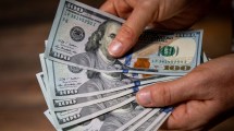 Imagen de Dólar: el oficial vuelve a caer y el blue subió por encima de los $1.400