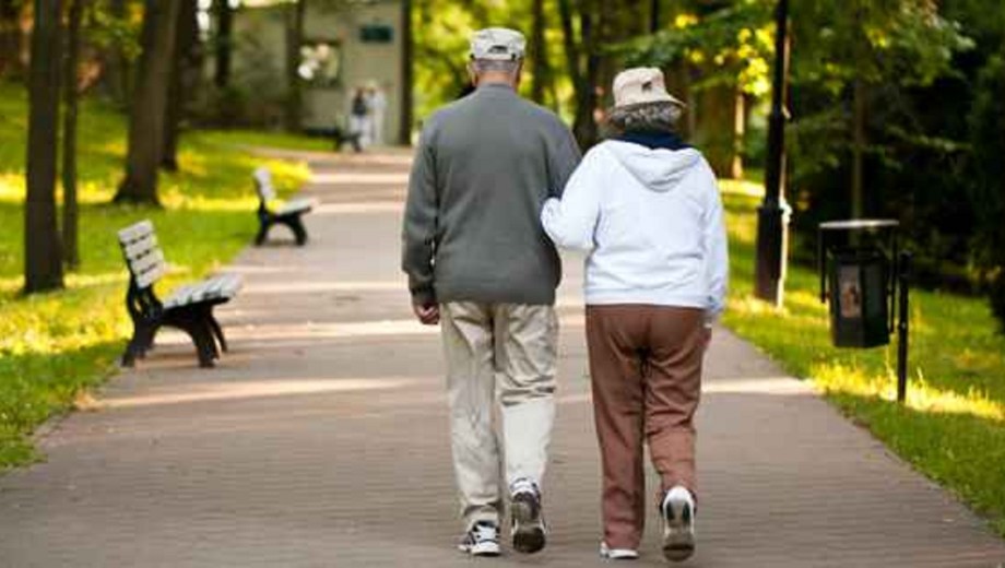 El ejercicio simple para el corazón y la circulación de adultos mayores.