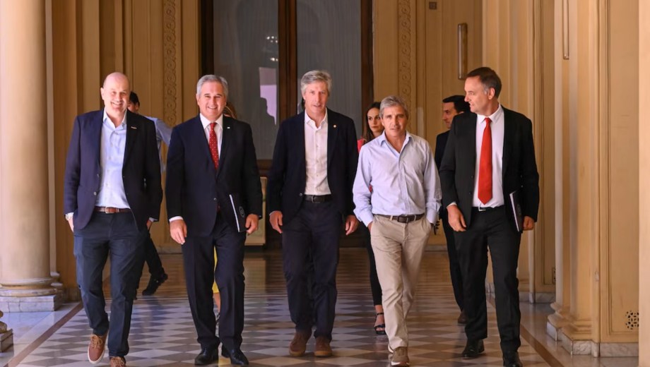De izquierda a derecha: Federico Sturzenegger (Desregulación y Transformación del Estado), Pablo Quirno (Relaciones Exteriores), Santiago Bausil (Banco Central), Luis Caputo (Economía), Manuel Adorni (Gabinete). (Foto: gentileza)