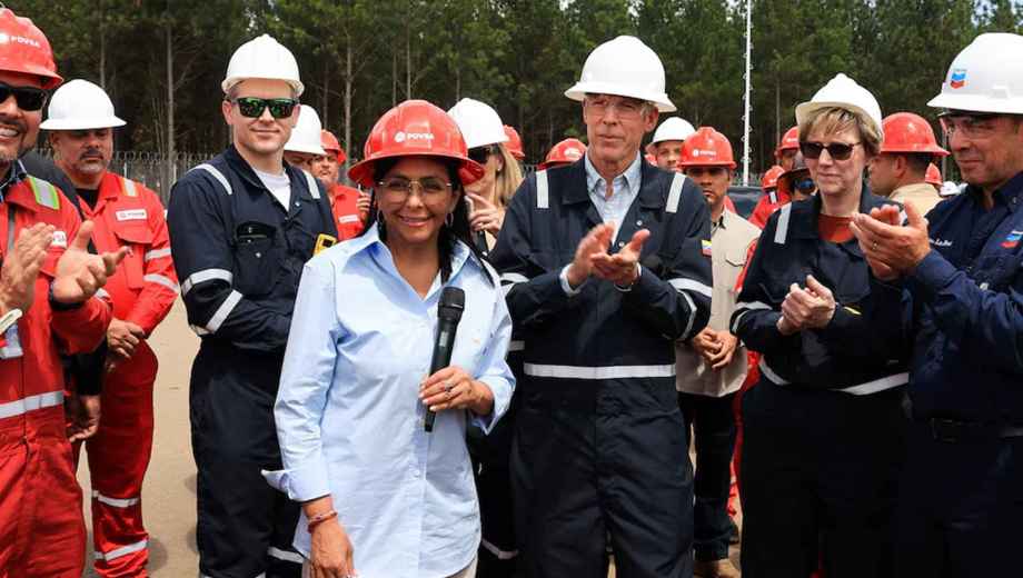 Chris Wright y Delcy Rodríguez recorrieron una planta operada por Chevron en la Faja Petrolífera del Orinoco. (REUTERS)