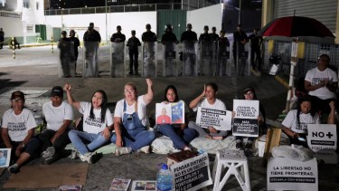 Venezuela: Familiares de presos políticos iniciaron una huelga de hambre frente a una cárcel de Caracas 