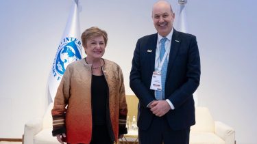 Desde Arabia Saudita, Sturzenegger se reunió con Georgieva y aseguró que la desregulación argentina «es ejemplo para otros países»
