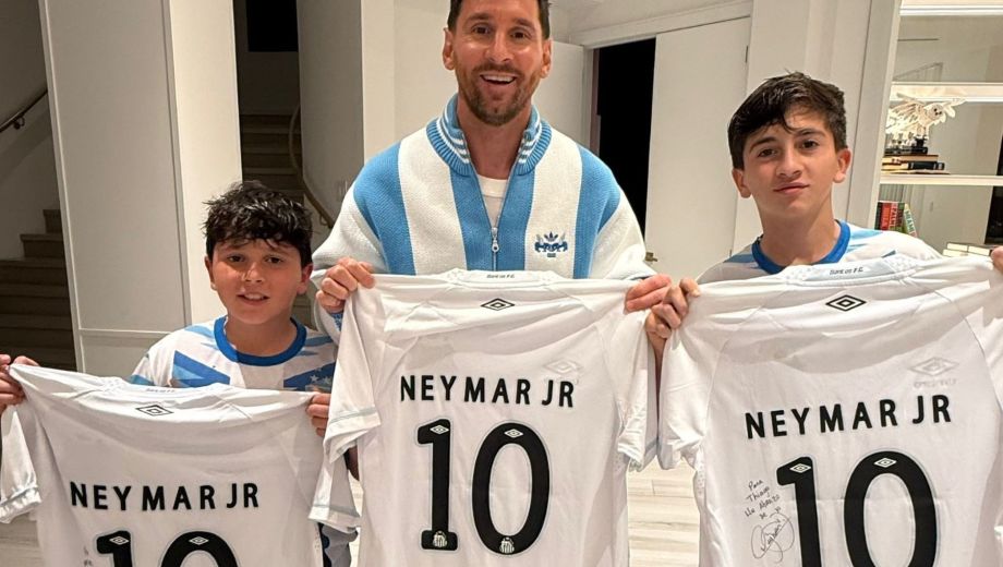 Los Messi con las camisetas del Paixe. (Santos FC)