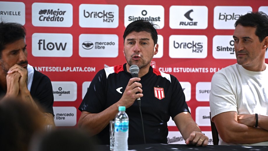 El técnico uruguayo fue presentado en City Bell y dirigió su primera práctica en el Pincha. 