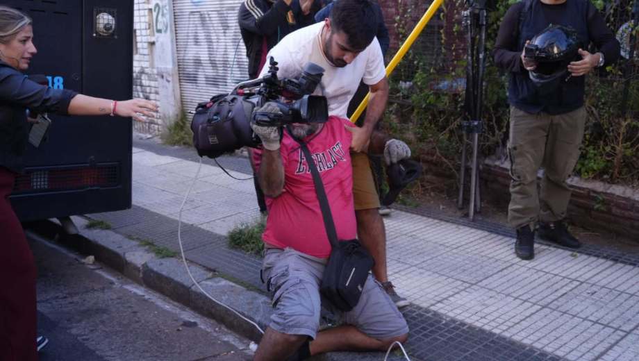 Agresión a un camarografo afuera del Congreso. Foto: Gentileza - Pepe Mateos