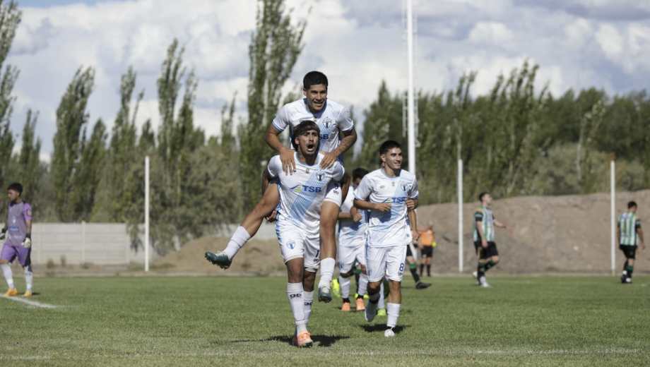 La Amistad le gana a Boxing en Cipolletti. (Foto: Emiliano Ortíz)