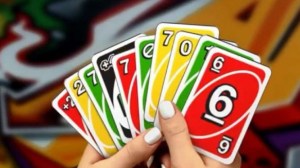 UNO aclaró una polémica histórica: no se pueden apilar cartas +2 en partidas oficiales