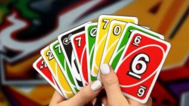 UNO aclaró una polémica histórica: no se pueden apilar cartas +2 en partidas oficiales