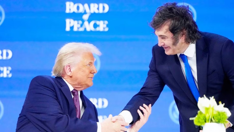 El presidente de Estados Unidos Donald Trump saluda a su par de la Argentina Javier Milei tras la firma del Consejo de Paz, en el Foro Económico Mundial de Davos. (Foto: AP/Markus Schreiber).

