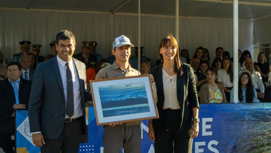 La ministra Leticia Esteves y el intendente Madueño encabezaron el acto aniversario. (Foto: gentileza municipio de Junín de los Andes)