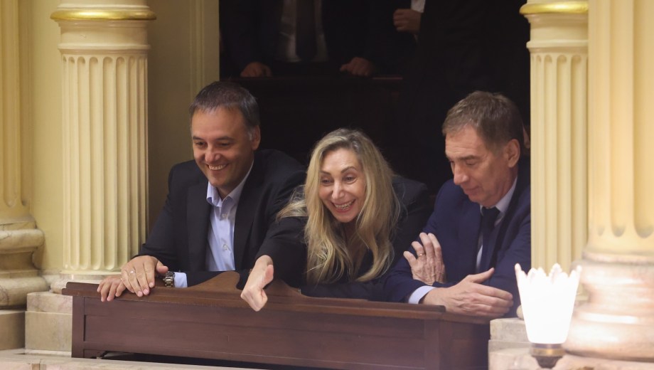 Manuel Adorni, Karina Milei y Diego Santilli observan el debate sobre la reforma laboral en la Cámara de Senadores. (Foto: Clarín Fotografía)
