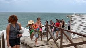 ¿A qué hora sube el mar? El pronóstico de mareas y tormentas para el cierre del finde largo  de Carnaval en Las Grutas
