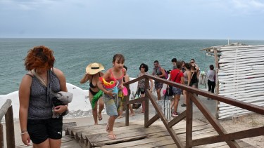 ¿A qué hora sube el mar? El pronóstico de mareas y tormentas para el cierre del finde largo  de Carnaval en Las Grutas