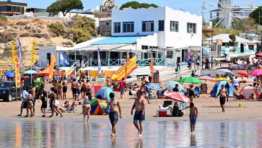 Las Grutas se prepara para tres noches de carnaval frente al mar. Foto: Marcelo Ochoa.