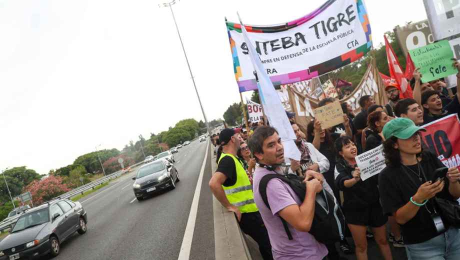 Operativo de Gendarmería en Panamericana para evitar el corte total del ramal Tigre. Foto: Clarín.