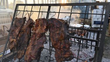 La zona de fuegos y foodtrucks de la Fiesta de la Manzana propone un amplio paseo de sabores para todos los gustos