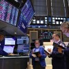 Imagen de Caen las acciones argentinas en Wall Street y rebrota el riesgo país: cómo cotizan el dólar y el Merval