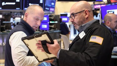 Mercados: cayeron las acciones argentinas en Wall Street y el riesgo país superó los 550 puntos