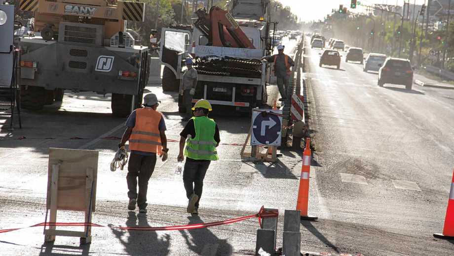 La obra sobre la avenida Mosconi llegó hasta la Don Bosco y hoy hay nuevos desvíos (foto Oscar Livera)