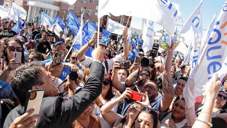 El partido de Gaido "Primero Neuquén" logró reconocimiento en 2025 y el domingo se manifestó frente al Concejo (foto Oscar Livera)