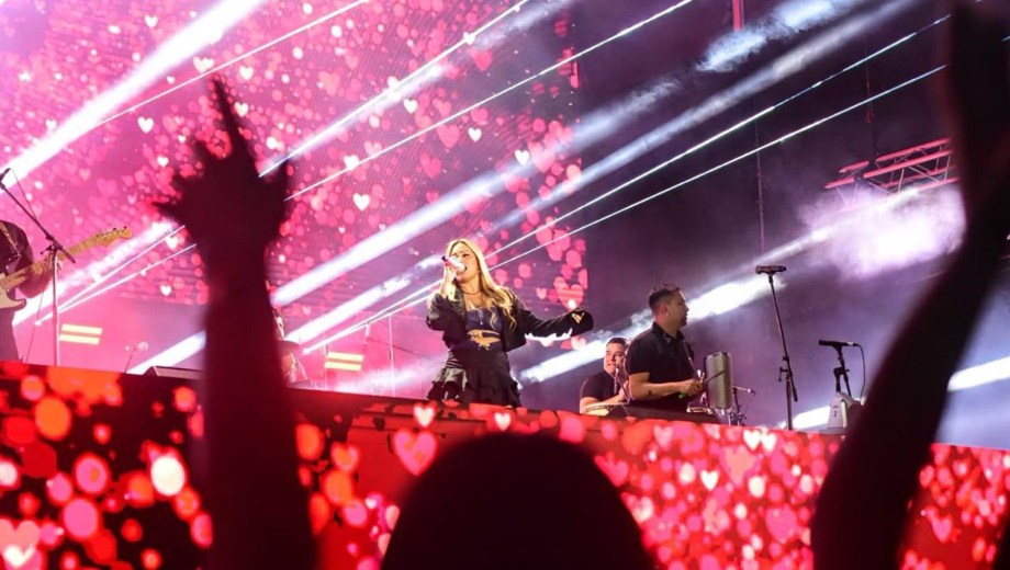 Karina cerró la primera jornada de la Fiesta de la Confluencia 2026. (Foto: Cecilia Maletti)