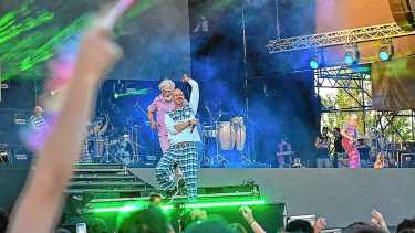 «Es olor a cementerio»: el relato del cantante de La Bersuit en la Fiesta de la Confluencia 2026 sobre los incendios en la Patagonia