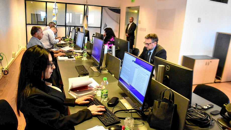 Los candidatos y candidatas, el día del examen escrito el mes pasado. (Foto: Matías Subat)