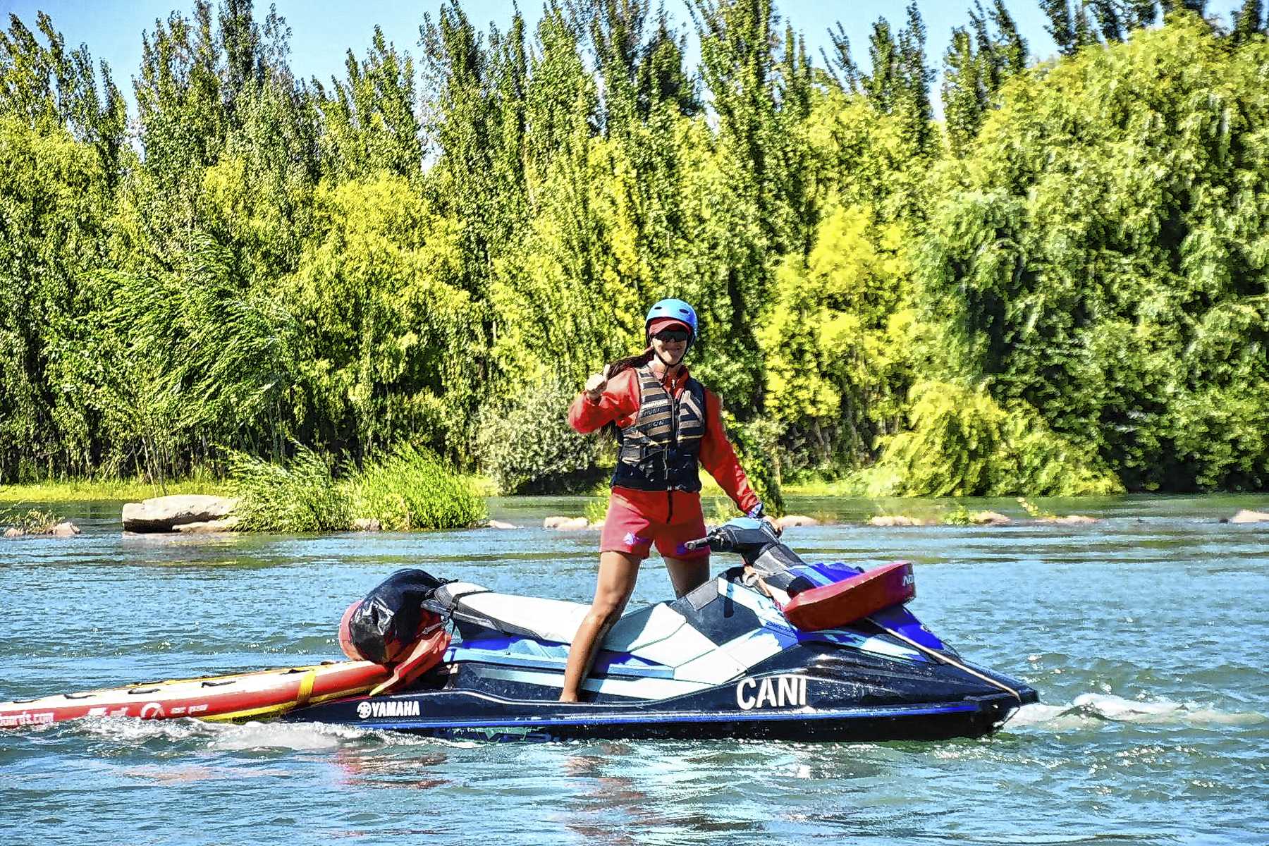 Araceli, la palista que zurce las aguas del río Limay