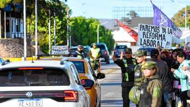 Levantan la protesta en el puente Neuquén – Cipolletti: así fue la volanteada previa a la marcha contra la reforma laboral