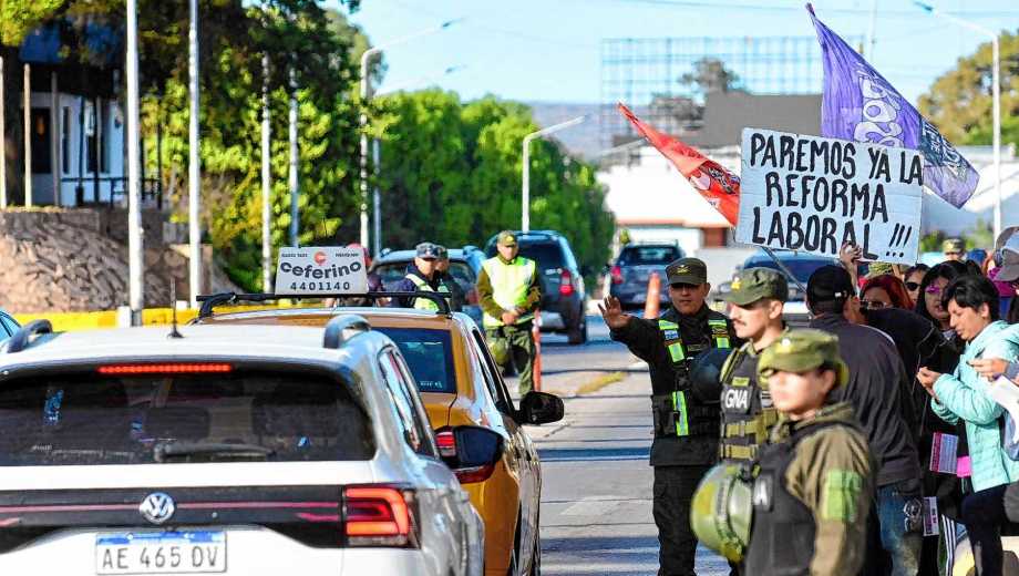 Protesta contra la reforma laboral y Gendarmería presente en el puente Neuquén - Cipolletti. Foto: Mati Subat