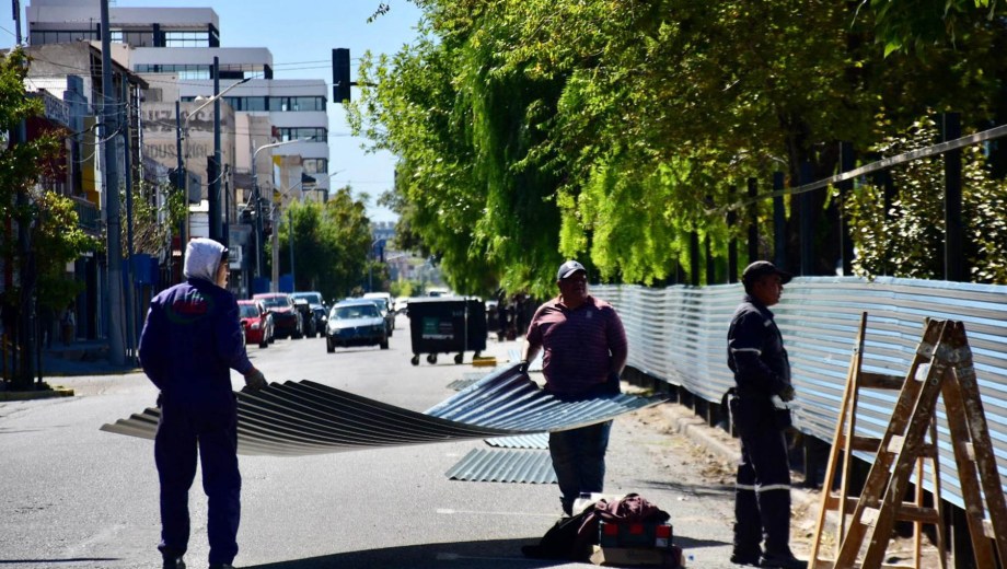 El cerramiento de obra quedó completo entre Chubut y Olascoaga (foto Matías Subat)