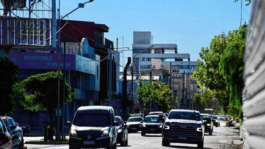Los comercios frente a la obra de la Mosconi pidieron modificación del estacionamiento (foto Matías Subat)