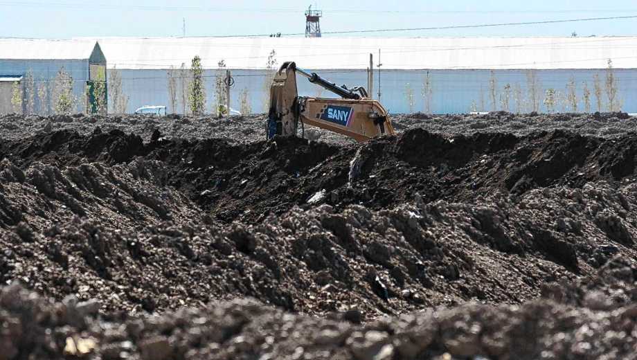 La montaña de residuos petroleros está ubicadao en el distrito Vi. Todos los días llevan camiones a Añelo con el contaminante (foto Matias Subat)
