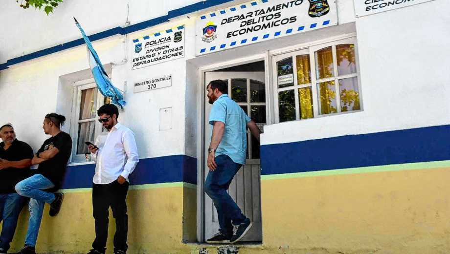 El abogado Sebastián Perazzoli se retira de la sede policial luego de los allanamientos del 30 de enero. (Foto: Matías Subat)