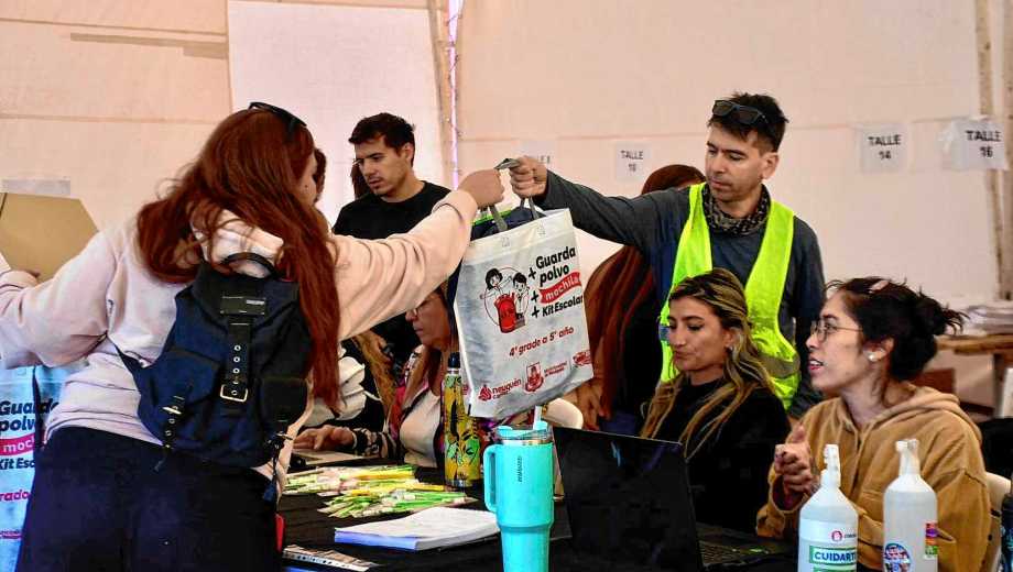 En solo cuatro horas se entregaron más de 3.500 kits escolares. Foto: Matías Subat.
