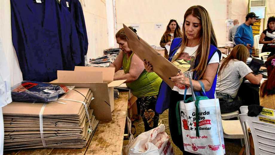 Entrega de kits escolares en el Museo Nacional de Bellas Artes de Neuquén, uno de los puntos habilitados por el municipio.