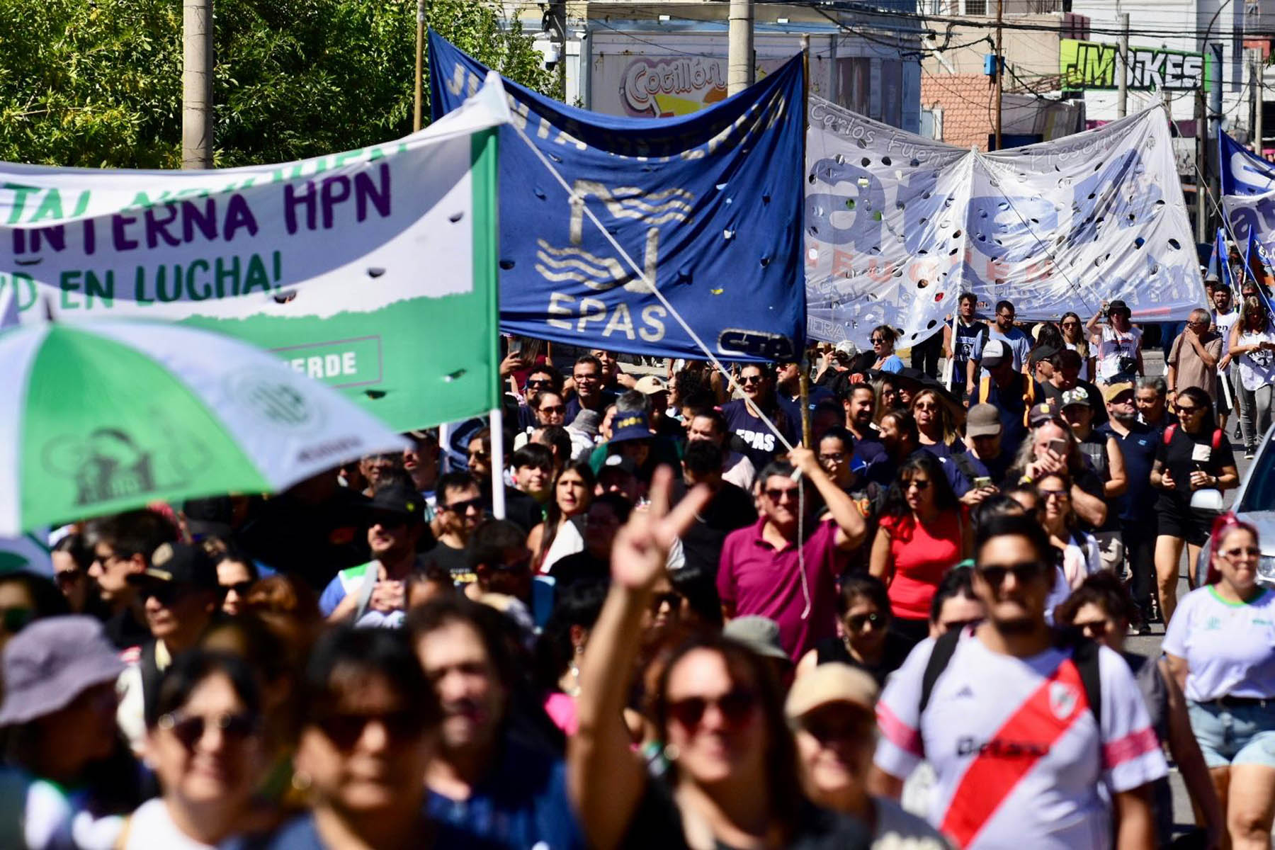 En fotos, así fue la marcha en el centro de Neuquén contra la reforma ...
