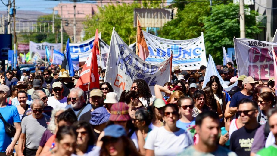 Movilización en el centro de Neuquén. Foto: Matías Subat. 