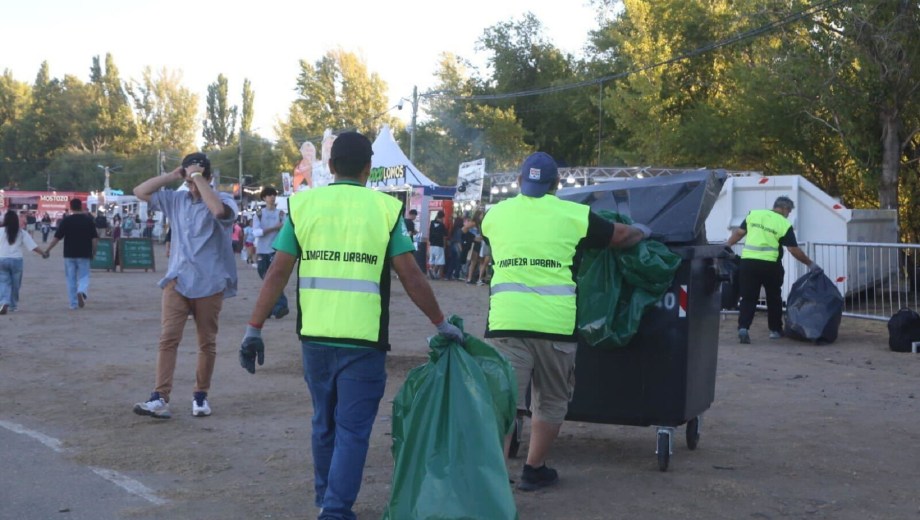 Refuerzan la recolección de residuos en la Isla 132 durante la Fiesta de la Confluencia. Foto: gentileza 