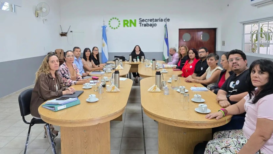 La reunión entre las autoridades provincias y del gremio UNTER. (Foto: gentileza)