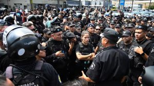 Conflicto policial en Santa Fe: el jefe de la fuerza fue agredido y el Gobierno reincorporó a los agentes echados