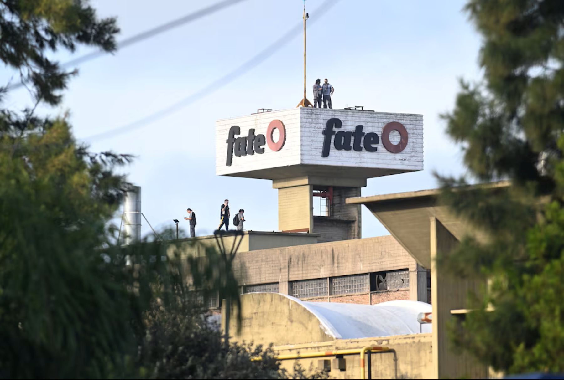 Cierre de Fate: trabajadores despedidos ingresaron a la fábrica de neumáticos mientras el Gobierno llama a conciliación obligatoria