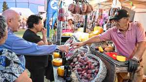 Cuánto sale comer y tomar en la Fiesta de la Manzana 2026: la guía de precios y combos en los foodtrucks