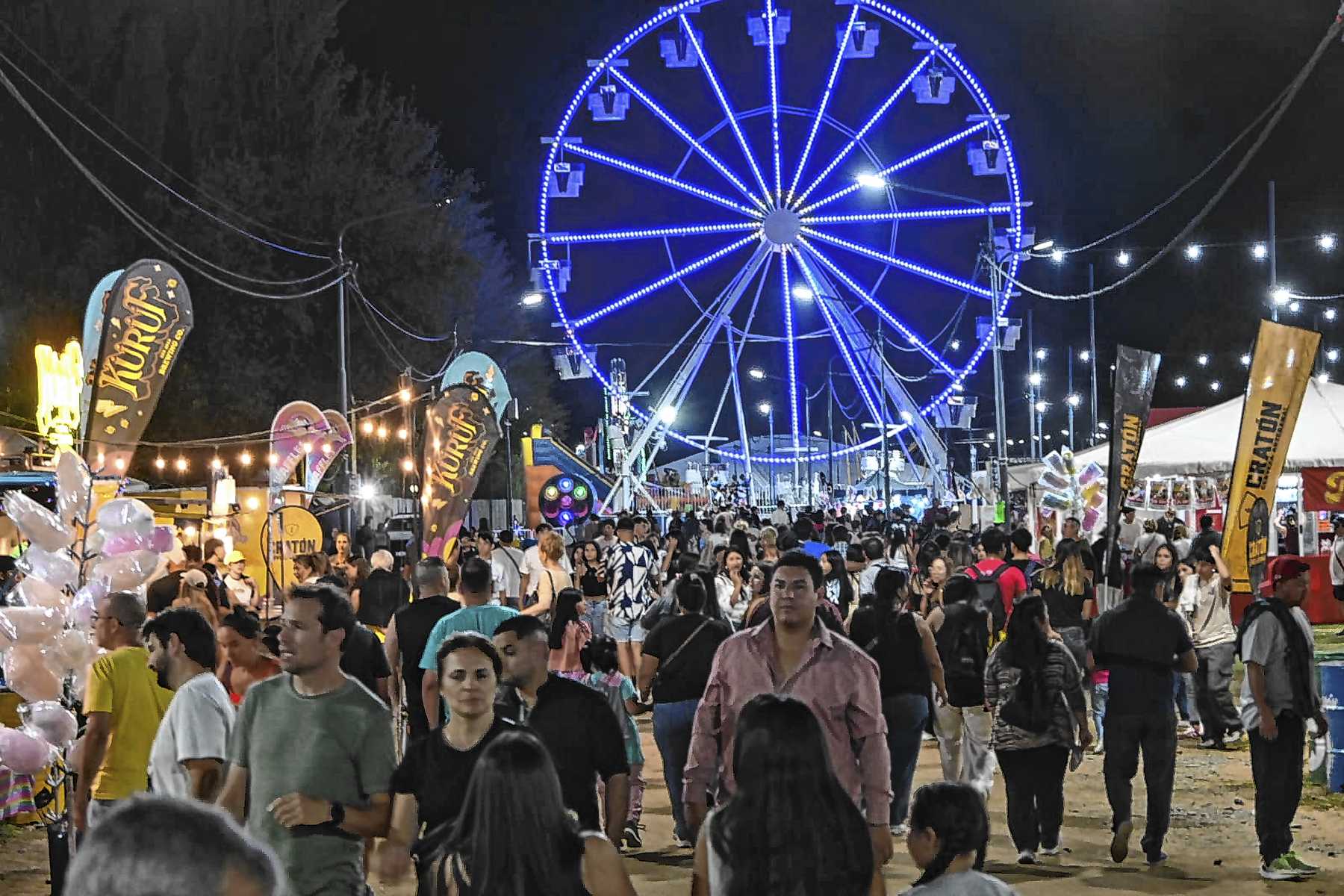 Tras una noche récord con 120.000 personas, la Fiesta de la Manzana 2026 se prepara para un cierre espectacular con Cazzu y Lali