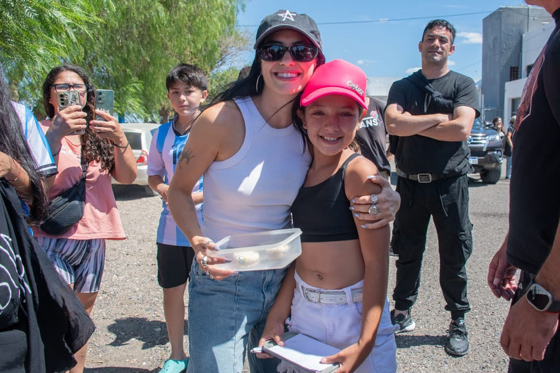 Furor: Lali llegó a Roca y repartió abrazos a sus fans antes del show en la Fiesta de la Manzana 2026