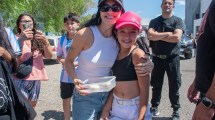 Imagen de Furor: Lali llegó a Roca y repartió abrazos a sus fans antes del show en la Fiesta de la Manzana 2026